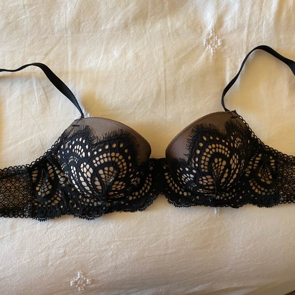 Victorias Secret Size 32A Black and Nude Lace Bra no push-up